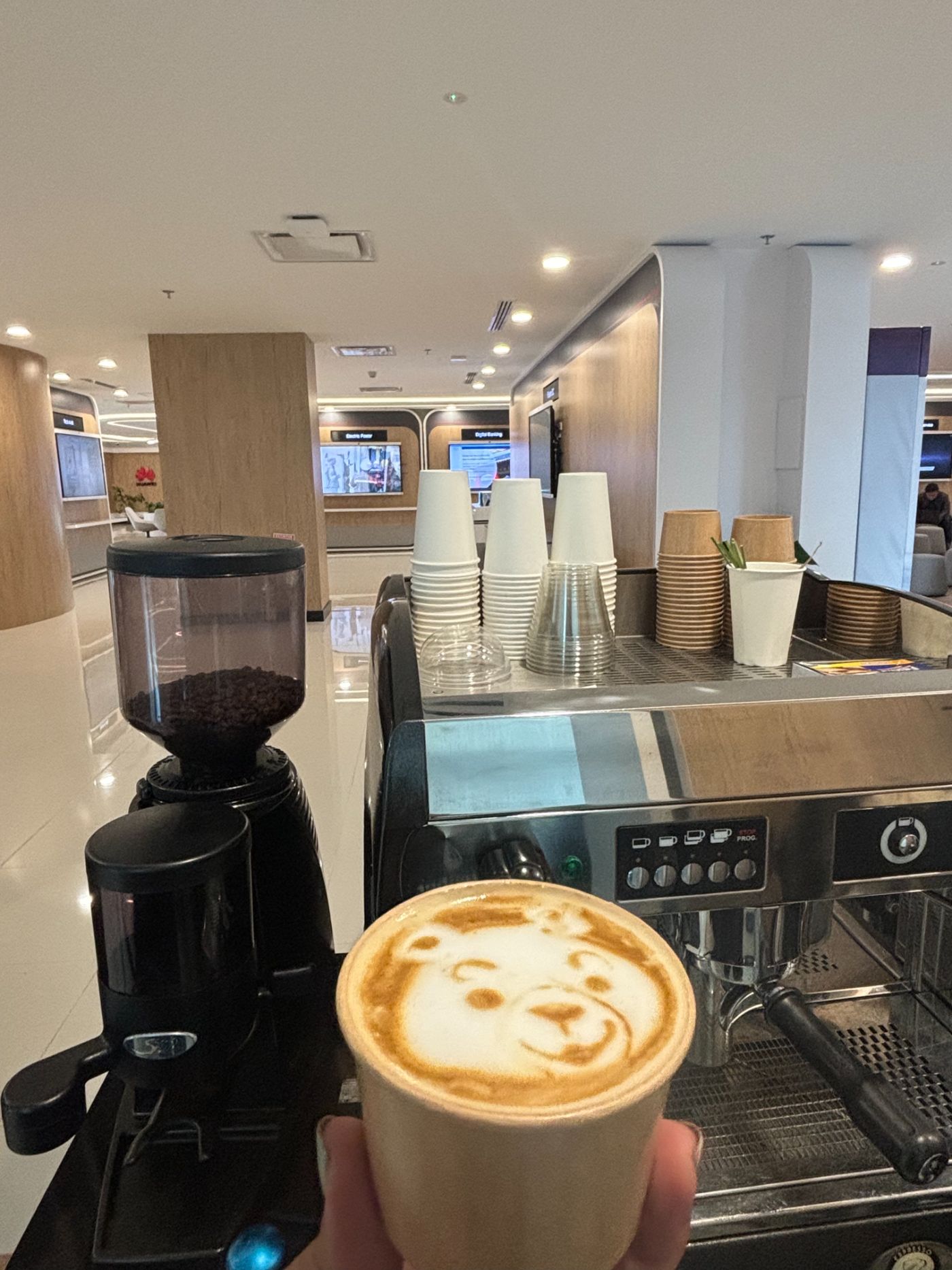 Estación de café Huawei con latte art